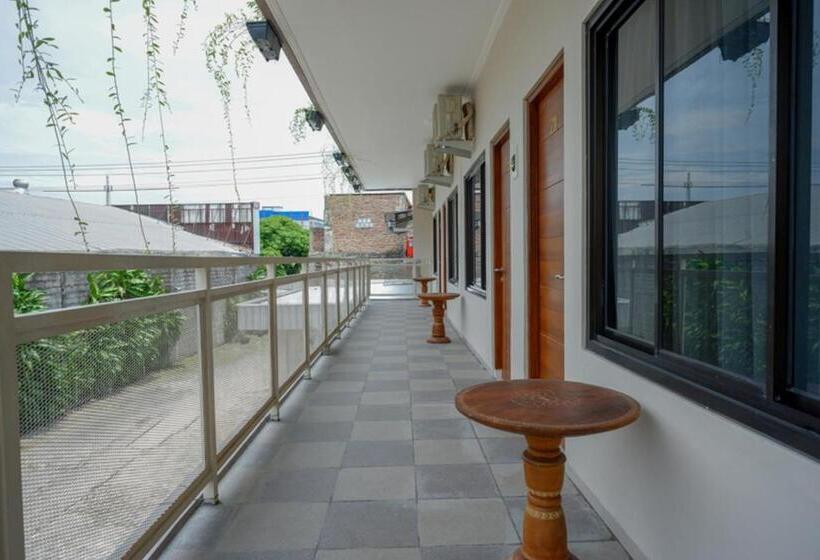 בית מלון כפרי Reddoorz @ Jalan Majapahit Semarang