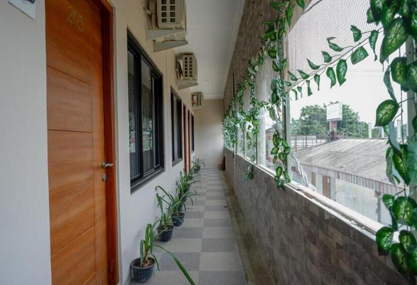 בית מלון כפרי Reddoorz @ Jalan Majapahit Semarang