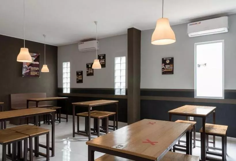 ホテル Reddoorz Syariah Plus @ Bsd City