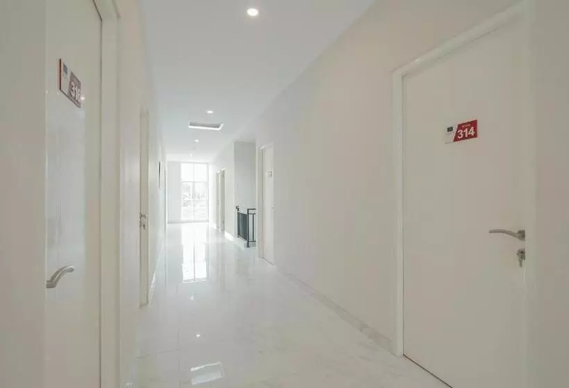 ホテル Reddoorz Syariah Plus @ Bsd City