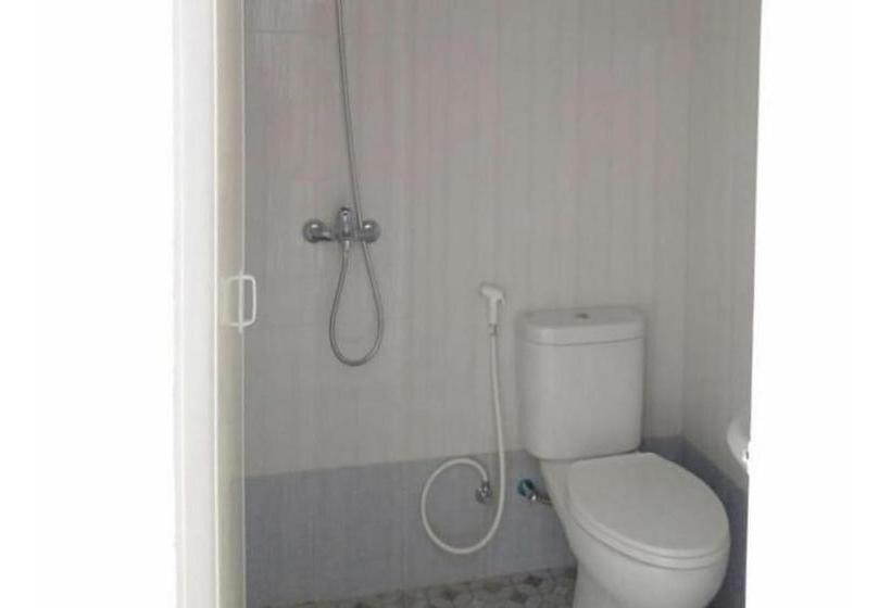 Отель Reddoorz @ Komplek Mmtc Deli Serdang