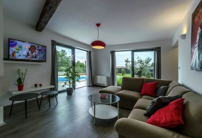 Luxury Villa With Private Pool & Fenced Garden With Veranda Near Tinjan