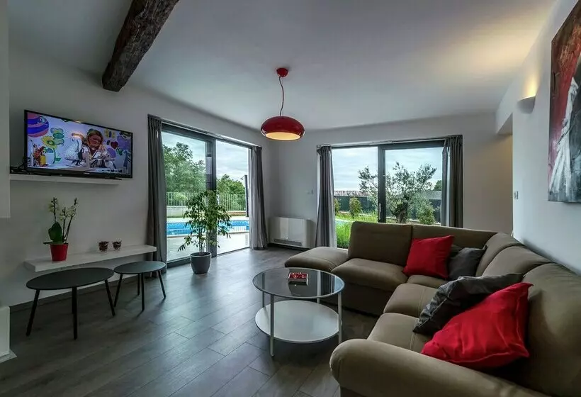 Luxury Villa With Private Pool & Fenced Garden With Veranda Near Tinjan