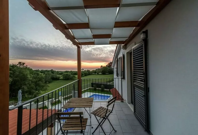 Luxury Villa With Private Pool & Fenced Garden With Veranda Near Tinjan