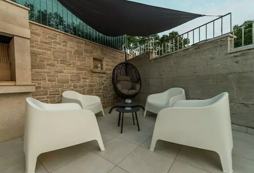 Luxury Villa With Private Pool & Fenced Garden With Veranda Near Tinjan
