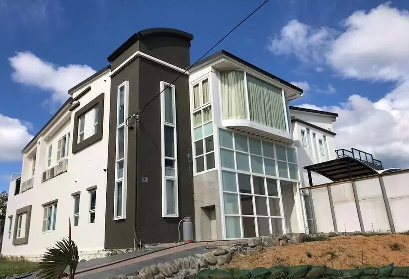 تختخواب و صبحانه Alpha Villa