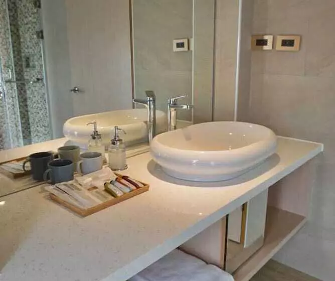 تختخواب و صبحانه Alpha Villa