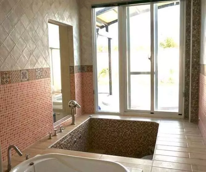 تختخواب و صبحانه Alpha Villa