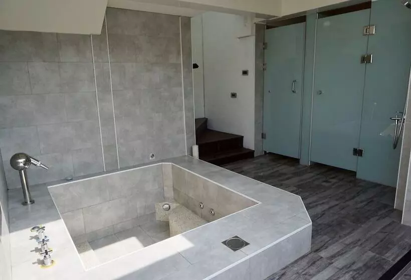 تختخواب و صبحانه Alpha Villa