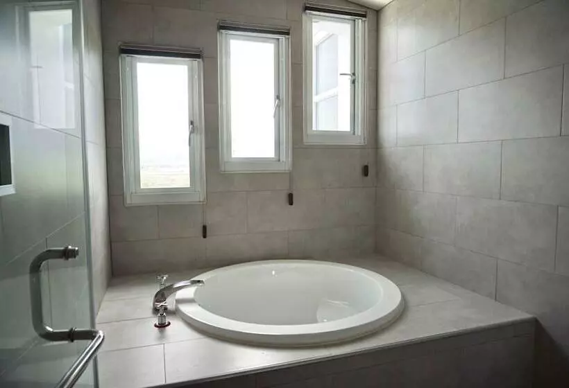 تختخواب و صبحانه Alpha Villa