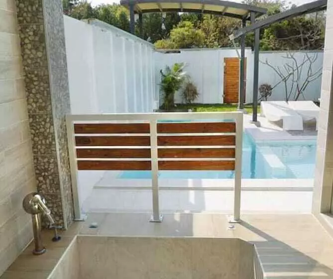 تختخواب و صبحانه Alpha Villa
