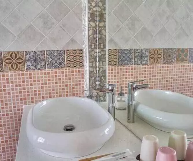 تختخواب و صبحانه Alpha Villa