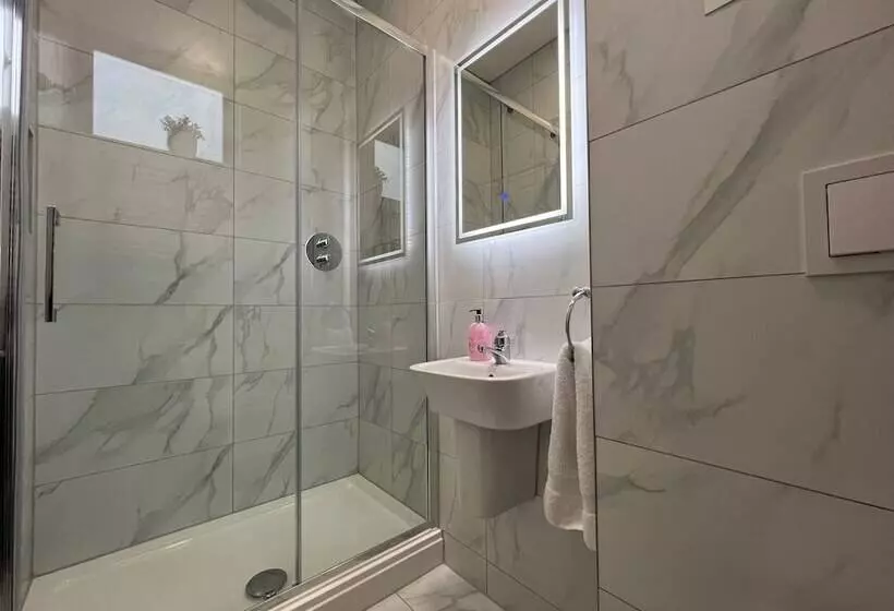 ホテル Winckley Square Residences