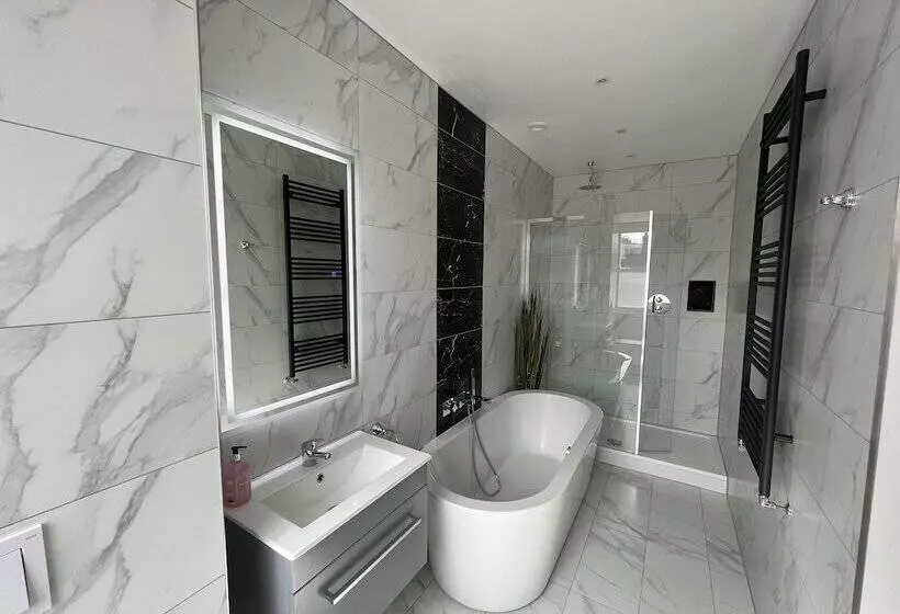 ホテル Winckley Square Residences