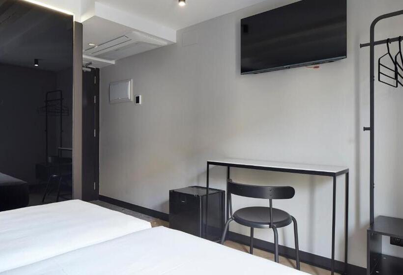 پانسیون Hostal Espoz Y Mina