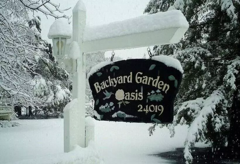 酒店 Backyard Garden Oasis