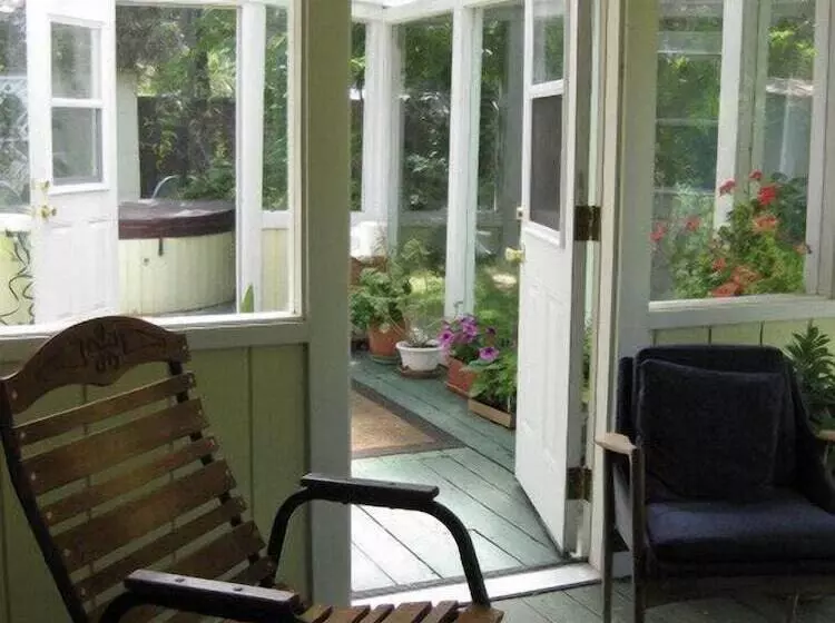 酒店 Backyard Garden Oasis