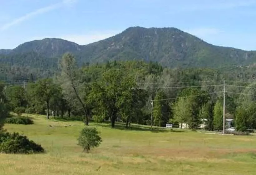 酒店 Backyard Garden Oasis