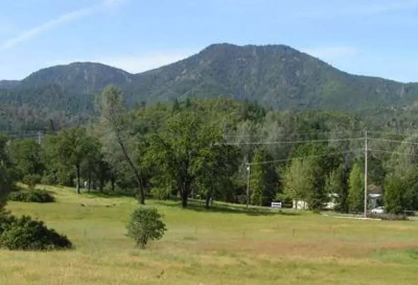 酒店 Backyard Garden Oasis