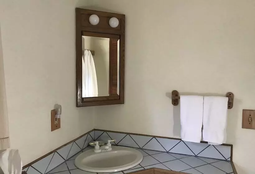 酒店 Backyard Garden Oasis