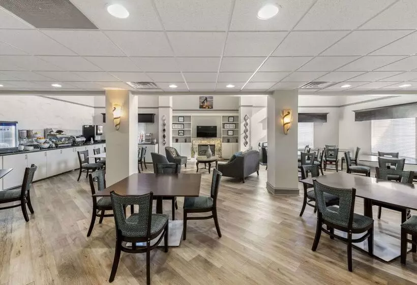 Отель Comfort Inn & Suites