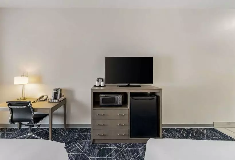 Отель Comfort Inn & Suites