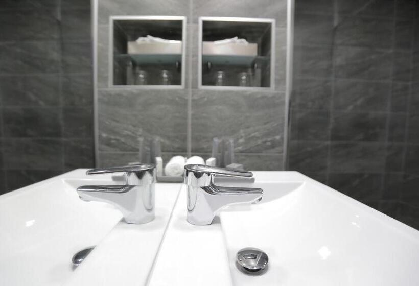 בית מלון כפרי Fiesta Royale