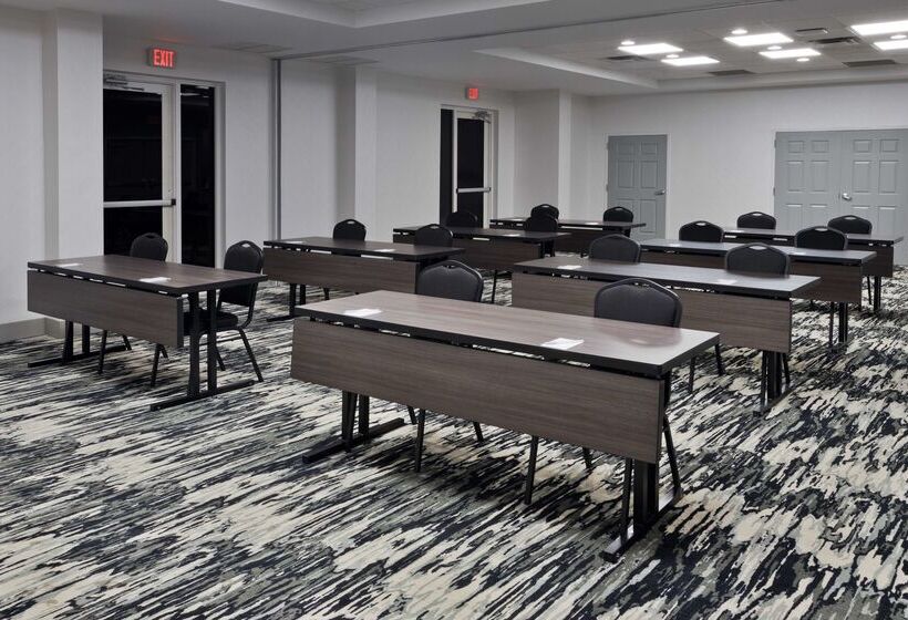 בית מלון כפרי Hilton Garden Inn Birmingham/lakeshore Drive