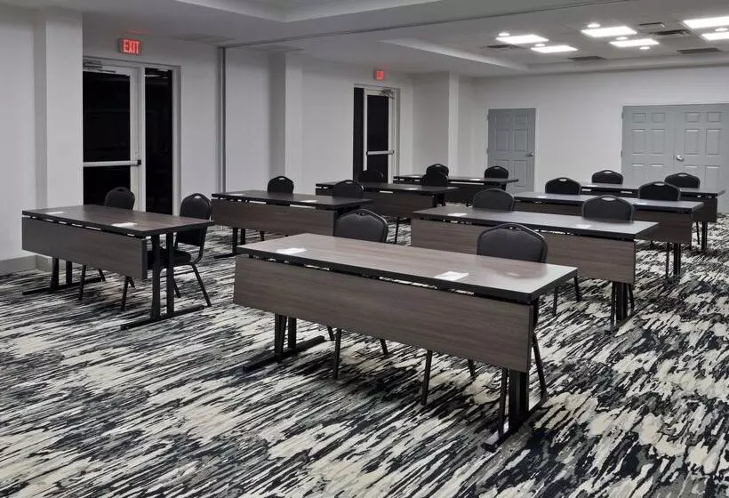 هتل Hilton Garden Inn Birmingham/lakeshore Drive