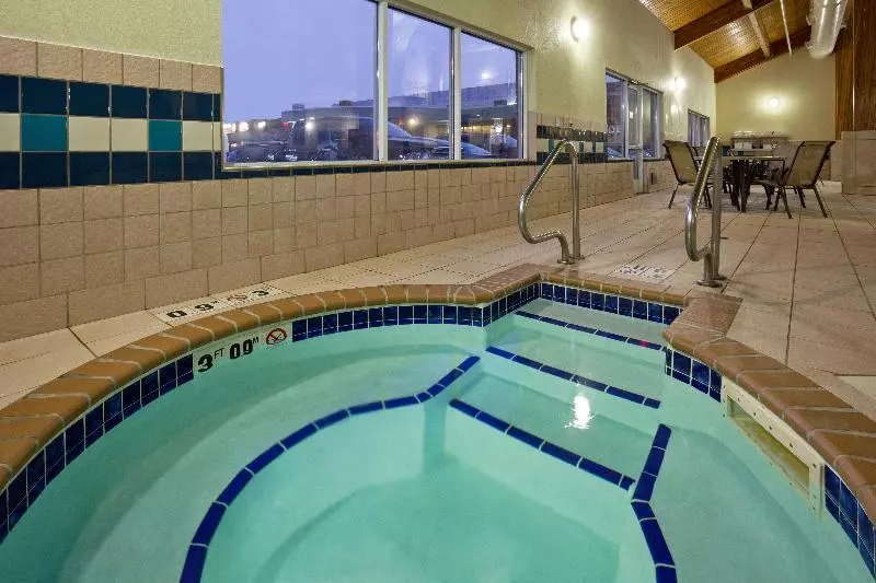 Отель Holiday Inn Express & Suites Aberdeen, An Ihg