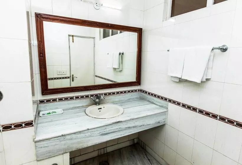 فندق Subash International