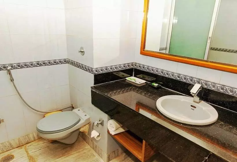 فندق Subash International