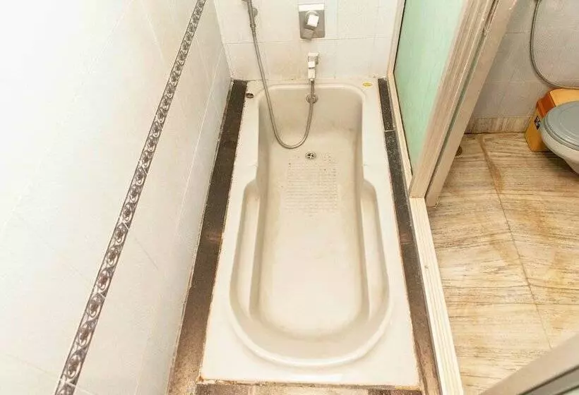 فندق Subash International