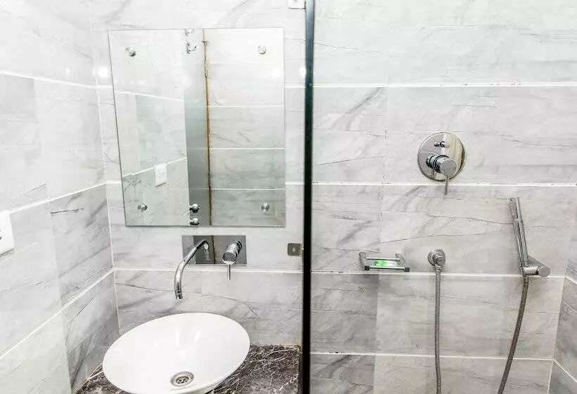 فندق Subash International