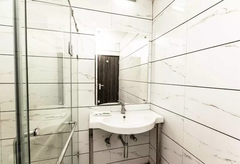 فندق Subash International