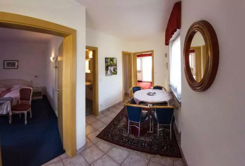 ホテル Appartement Lahngut