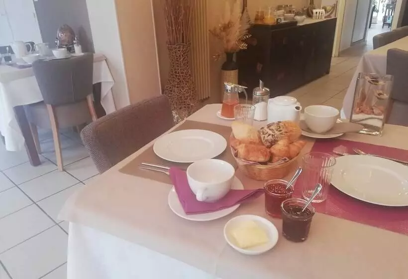 Logis Hotel Restaurant L Orée Des Bois