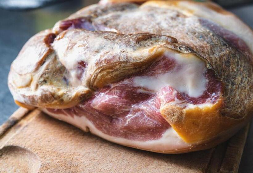 هتل Logis Le Saint Hubert