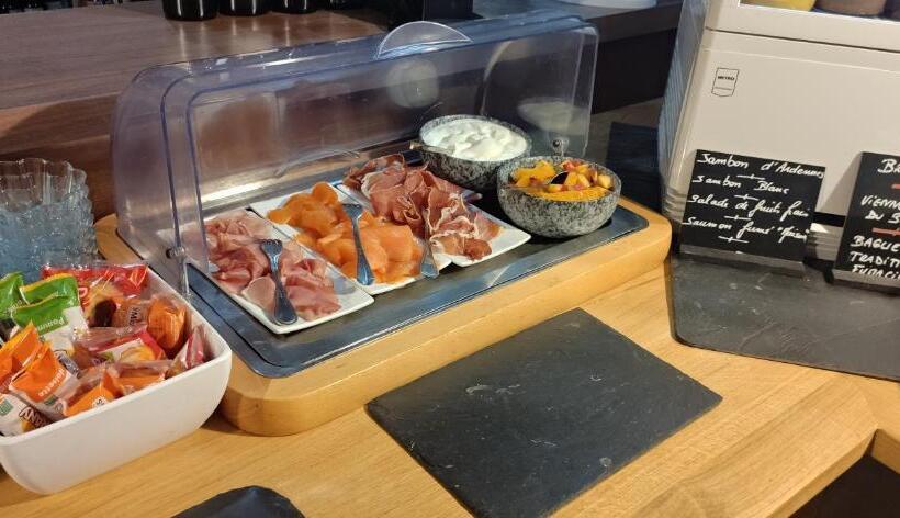 هتل Logis Le Saint Hubert