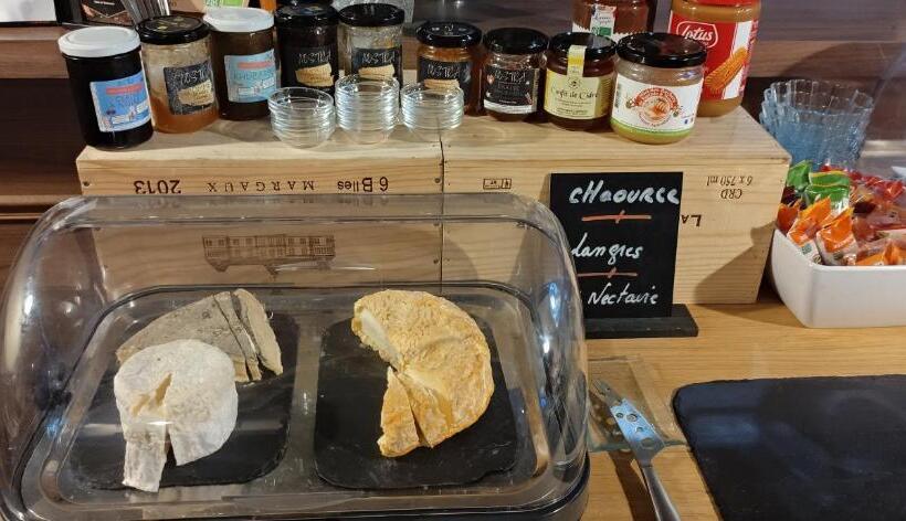 هتل Logis Le Saint Hubert