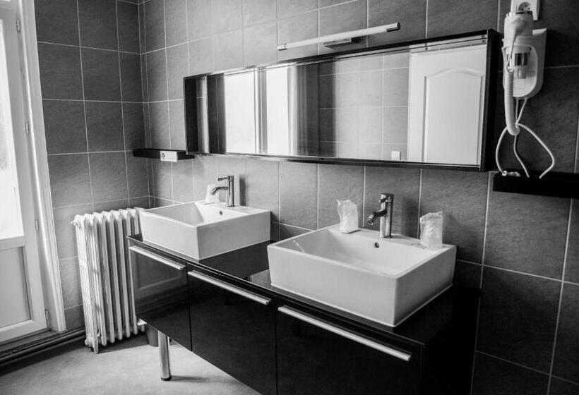 هتل Logis Le Saint Hubert