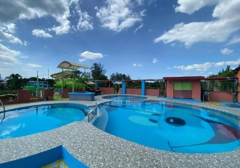 Hotelli Reddoorz Plus @ Lhexlyn Resort San Narciso