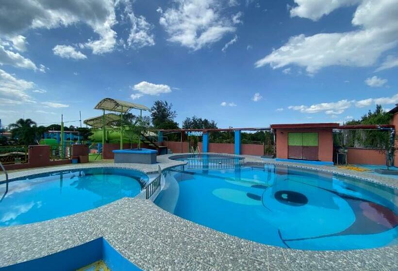 فندق Reddoorz Plus @ Lhexlyn Resort San Narciso