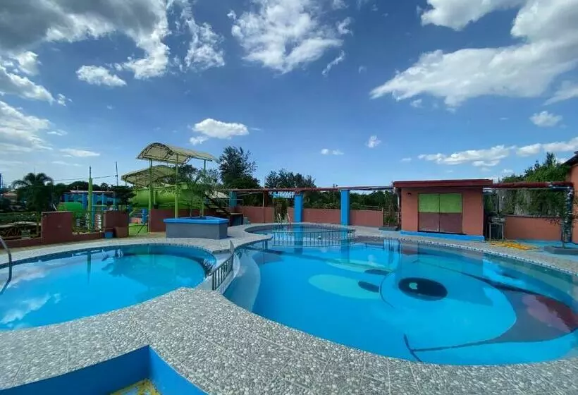 Hotelli Reddoorz Plus @ Lhexlyn Resort San Narciso