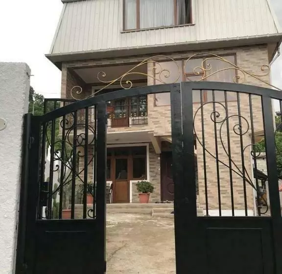 پانسیون Lela's Guest House