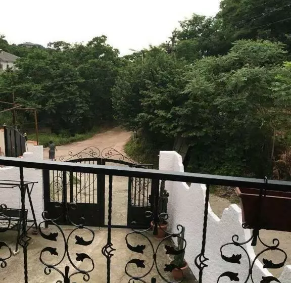 پانسیون Lela's Guest House