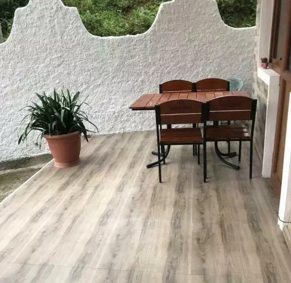 پانسیون Lela's Guest House