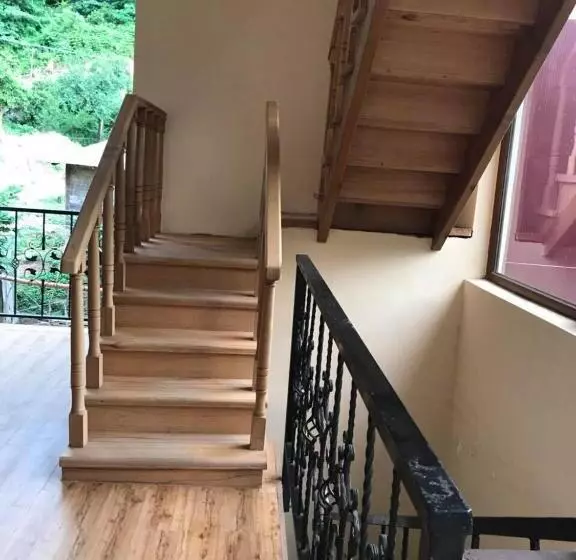 پانسیون Lela's Guest House