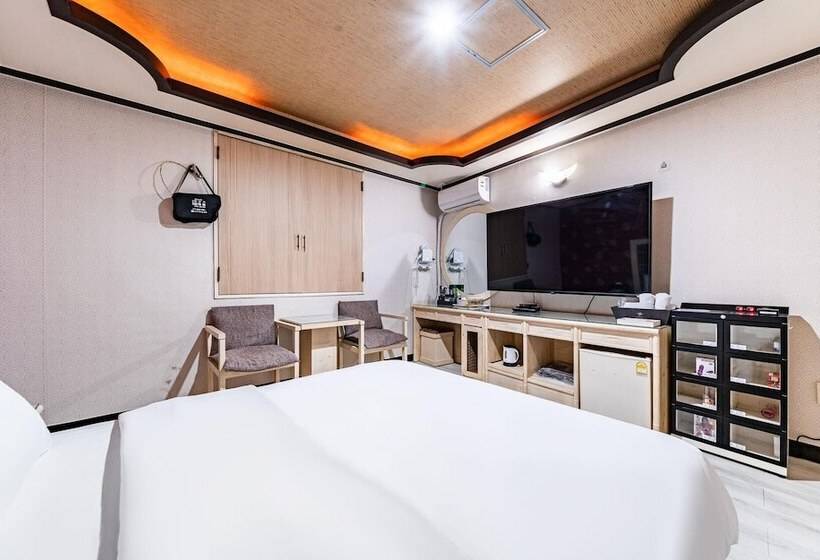 هتل Gongju White Castle