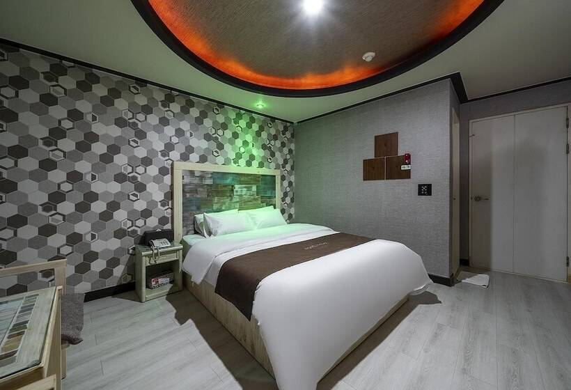 هتل Gongju White Castle